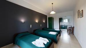 Habitat Villa Corfu tesisinde bir odada yatak veya yataklar
