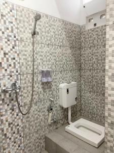 Et badeværelse på Rumah Paron Homestay Barat