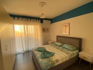 une chambre avec un lit et une fenêtre dans l'établissement Bellavista Qerret Apartment 1, à Golem 47 autres photos