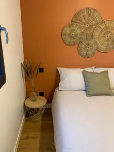 1 dormitorio con 1 cama con ventiladores en la pared en Charmant logement entre Lac et Montagne en Rochebrune