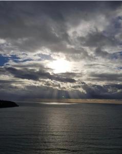 un cielo nublado sobre un cuerpo de agua en Les Lilas en Roquebrune-Cap-Martin