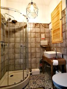 y baño con ducha y lavamanos. en Smart Hostel Olsztyn, en Olsztyn