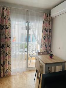a dining room with a table and a sliding glass door at Apartamento San Pascual, 289 in Torrevieja