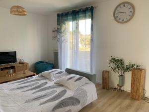 Ένα ή περισσότερα κρεβάτια σε δωμάτιο στο Le Chant des Pierres - En Coeur de Ville