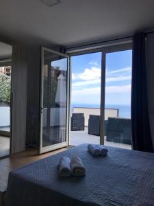 - une chambre avec un lit et 2 chaussons dans l'établissement VILLA ZEN TAORMINA, à Taormine