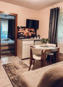 salon ze stołem i kuchnią w obiekcie Pokoje Gościnne Sylwia w mieście Krynica Morska