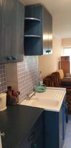 Kuchyňa alebo kuchynka v ubytovaní Apartamenty jezioro Białe