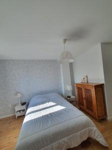 Posteľ alebo postele v izbe v ubytovaní appartement rénové et lumineux a mers les bains au dessus d'un ancien commerce mersois en duplex pour 4 personnes pour du repos, des vacances ou pour le travail