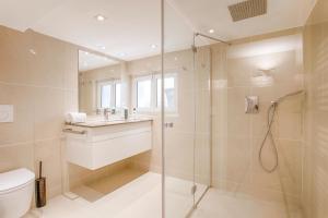 uma casa de banho com um chuveiro, um WC e um lavatório. em The White House - Deauville em Deauville