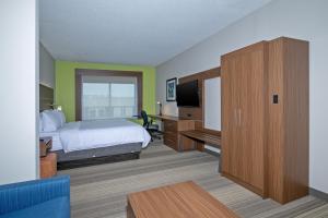 A television and/or entertainment centre at Holiday Inn Express Hotel & Suites Woodbridge, an IHG Hotel