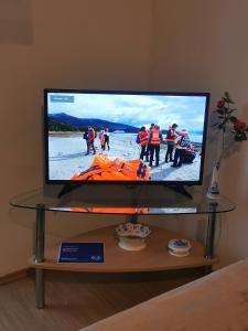 telewizor z płaskim ekranem siedzący na stole w obiekcie Apartment Matovina w mieście Zadar