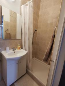 łazienka z umywalką i prysznicem w obiekcie Apartment Matovina w mieście Zadar