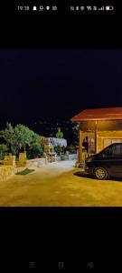 un coche aparcado delante de un garaje por la noche en Dere Evi, en Rize