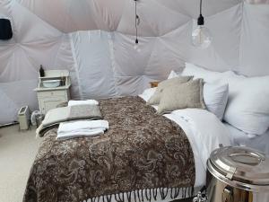 sypialnia z łóżkiem w namiocie w obiekcie Jotunheimen Arctic Domes w mieście Beitostøl
