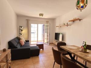 salon z kanapą i stołem w obiekcie Azahara En Suite Casasol w mieście Nerja