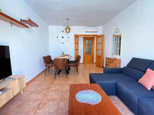 Telewizja i/lub zestaw kina domowego w obiekcie Azahara En Suite Casasol