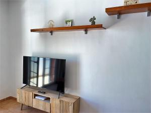 Telewizja i/lub zestaw kina domowego w obiekcie Azahara En Suite Casasol