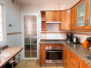 Kuchnia lub aneks kuchenny w obiekcie Azahara En Suite Casasol