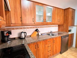 Kuchnia lub aneks kuchenny w obiekcie Azahara En Suite Casasol