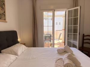 Łóżko lub łóżka w pokoju w obiekcie Azahara En Suite Casasol