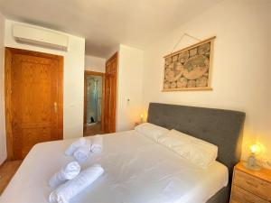 Łóżko lub łóżka w pokoju w obiekcie Azahara En Suite Casasol