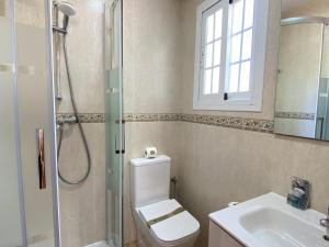 łazienka z prysznicem, toaletą i umywalką w obiekcie Azahara En Suite Casasol w mieście Nerja +26 zdjęć