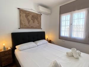 Łóżko lub łóżka w pokoju w obiekcie Azahara En Suite Casasol