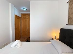 Łóżko lub łóżka w pokoju w obiekcie Azahara En Suite Casasol