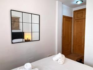 Łóżko lub łóżka w pokoju w obiekcie Azahara En Suite Casasol