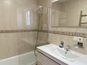 łazienka z umywalką i prysznicem w obiekcie Azahara En Suite Casasol w mieście Nerja