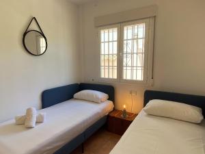 Łóżko lub łóżka w pokoju w obiekcie Azahara En Suite Casasol