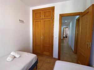 Łóżko lub łóżka w pokoju w obiekcie Azahara En Suite Casasol