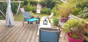 eine Holzterrasse mit Stühlen und Pflanzen darauf in der Unterkunft Rusa Home in Brest