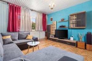ein Wohnzimmer mit einem Sofa und einem TV in der Unterkunft Zen 6 in Viskovo