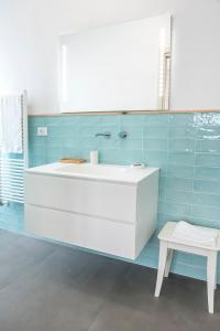 y baño con lavabo blanco y espejo. en Casa del Fattore en Osimo