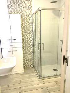 a bathroom with a shower and a sink at Apartamento Fuerteventura in Puerto del Rosario