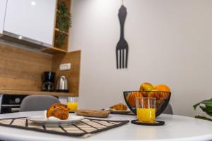 une table avec une fourchette et une assiette de nourriture et de jus d'orange dans l'établissement Radunizza Harmony, à Split