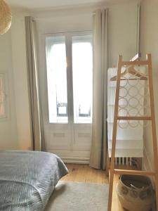 迪耶普Bel appartement vue mer centre-ville, face plage的一间卧室设有一张床、一个窗口和梯子 更多44张照片