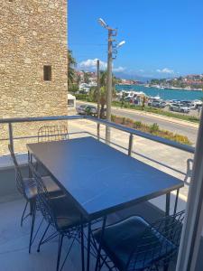 una mesa azul y sillas en el balcón en VENÜS PARK APART SUİTES en Cesme