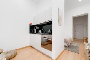 A kitchen or kitchenette at Nomad's Boulevard Flats