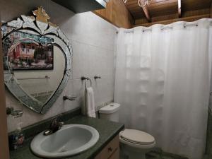 Un baño de Palm's Bohemian House with Private Pool