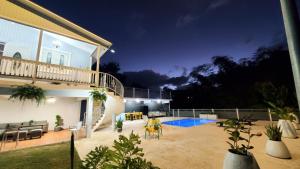 La alberca dentro o cerca de Palm's Bohemian House with Private Pool