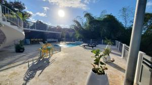 La alberca dentro o cerca de Palm's Bohemian House with Private Pool
