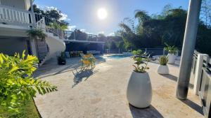 La alberca dentro o cerca de Palm's Bohemian House with Private Pool