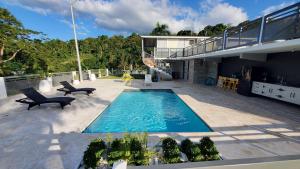 La alberca dentro o cerca de Palm's Bohemian House with Private Pool