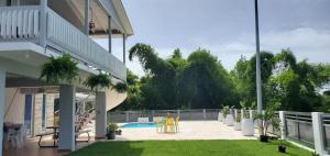 La alberca dentro o cerca de Palm's Bohemian House with Private Pool