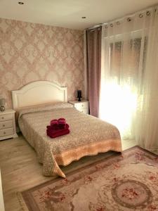 um quarto com uma cama com um saco vermelho em Bianca Home em Castellón de la Plana