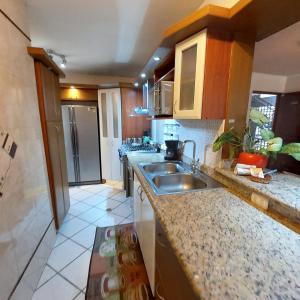 cocina con fregadero y encimera en Apartamentos Ejecutivos en Naguanagua, en Naguanagua