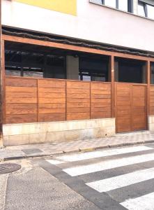 budynek z drewnianymi drzwiami po stronie ulicy w obiekcie Apartamento Fuerteventura w mieście Puerto del Rosario