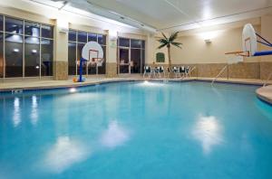 a large swimming pool in a hotel room at Holiday Inn Madison at The American Center by IHG in Madison